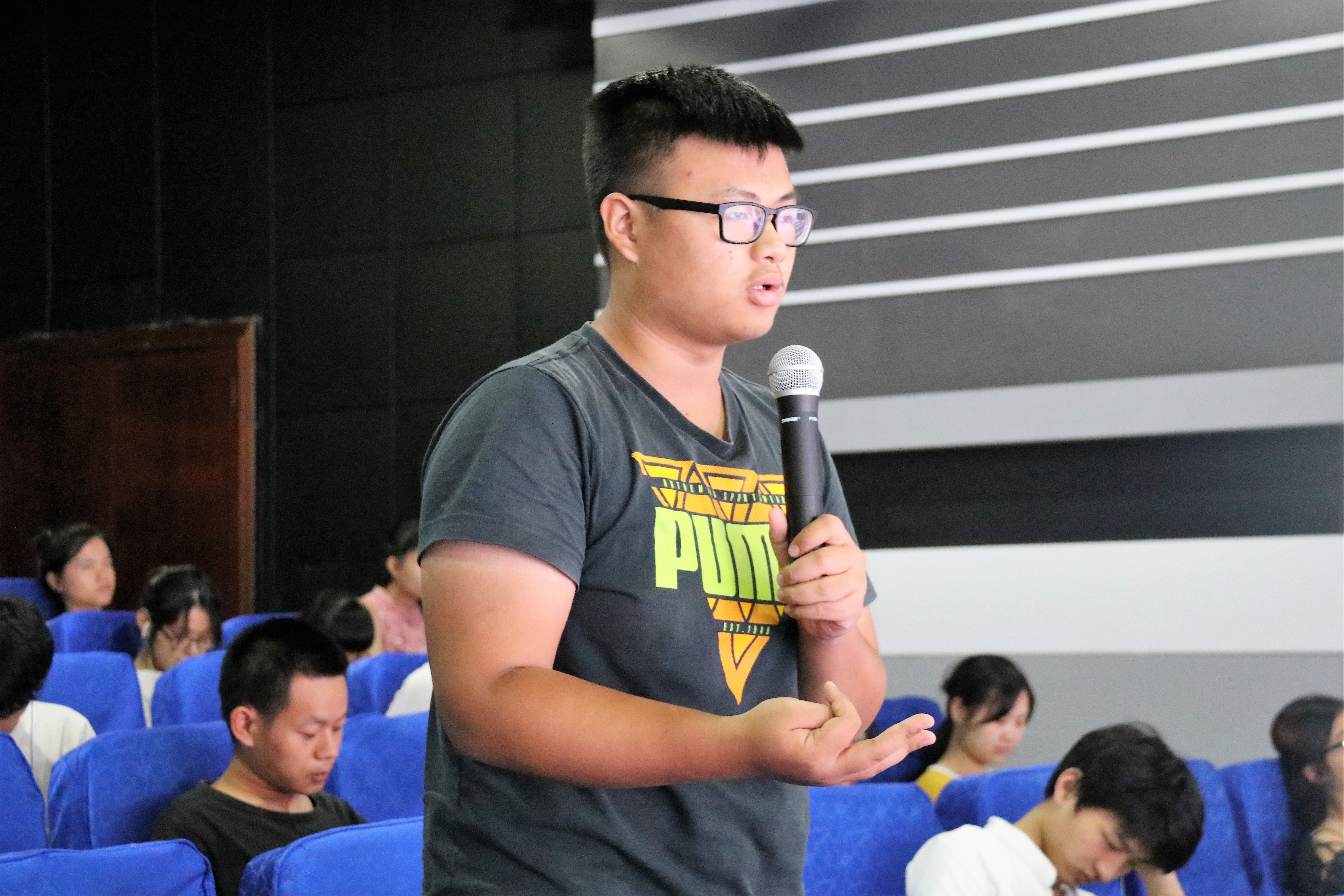 “打铁还需自身硬，百炼钢能绕指柔”